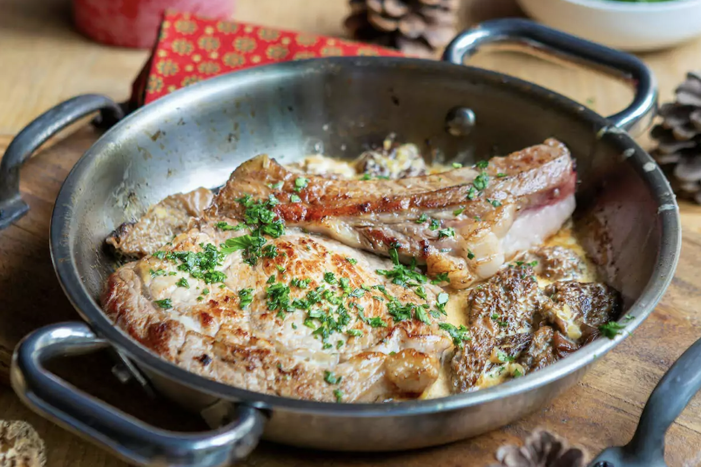 Image d'une Côte de cochon sauce morilles cuisinée - Les Recettes du Pinardier - 1020 Dégustations