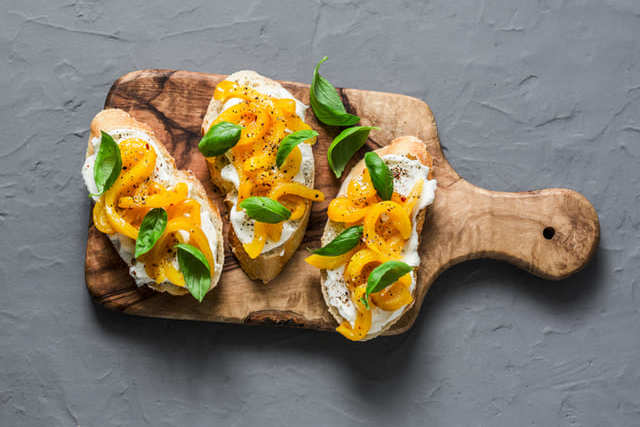 Photo recette - Toast de poivrons marinés