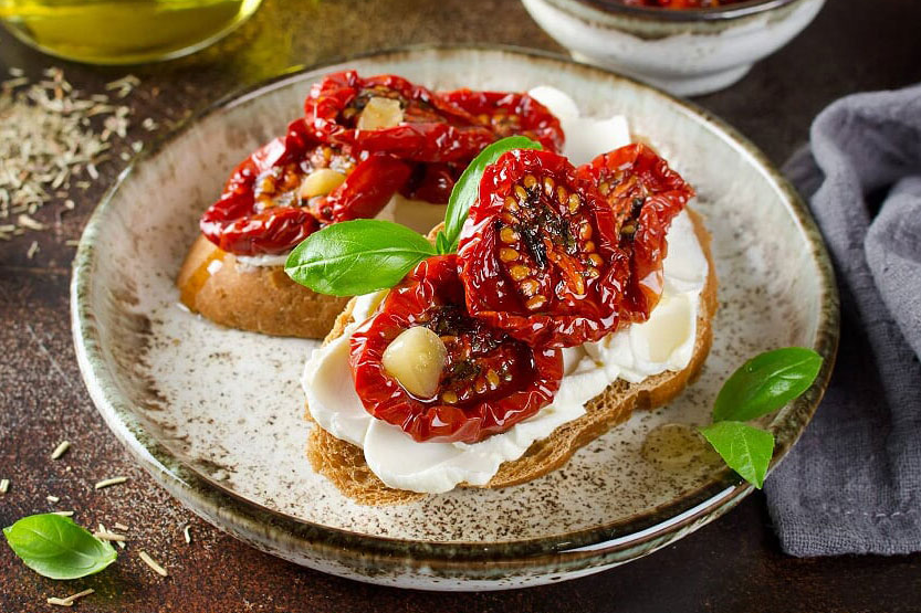 Photo Brushetta de chèvre frais & tomates confites