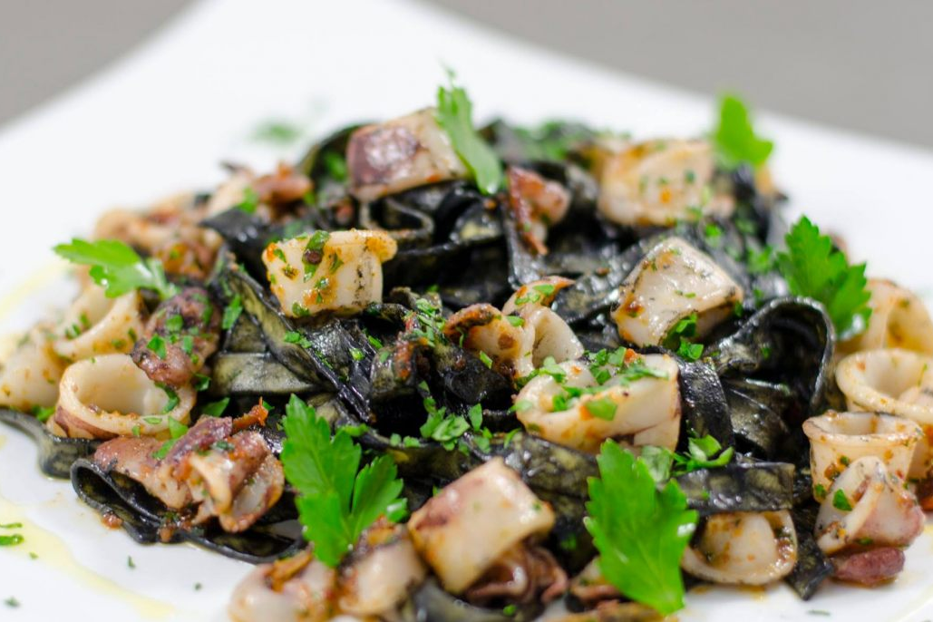 Photo recette - Tagliatelles à l'encre de seiche et calamars