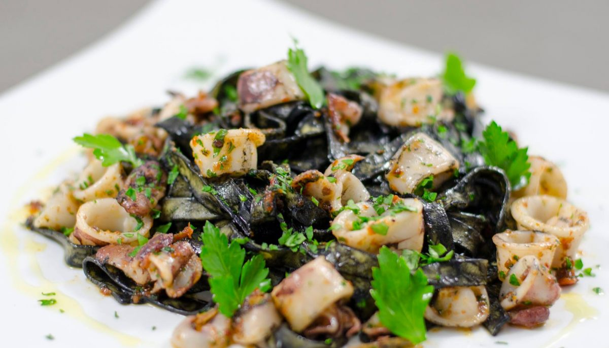 Photo recette - Tagliatelles à l'encre de seiche et calamars